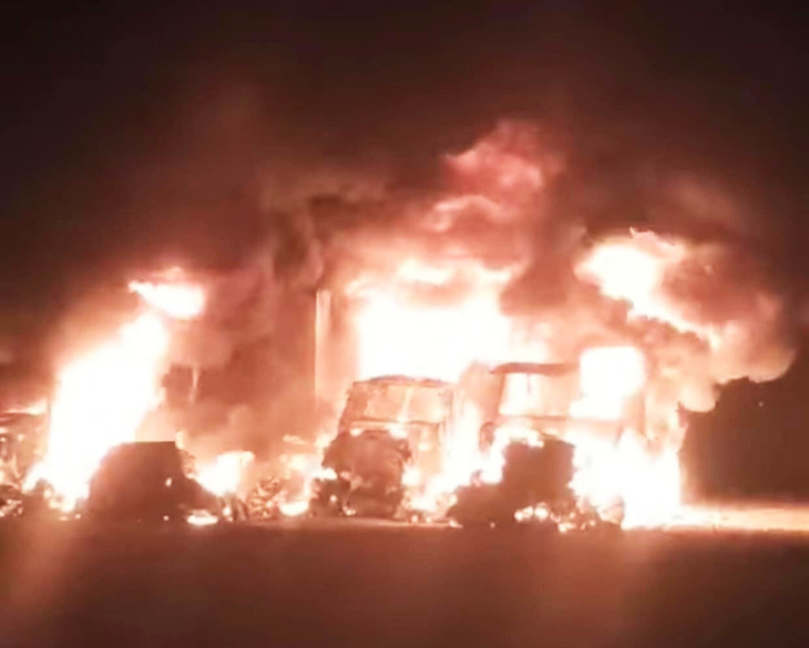 Hiện trường đám cháy khiến 4 xe container bị thiêu rụi, hư hỏng nặng - Ảnh: PHƯƠNG VY