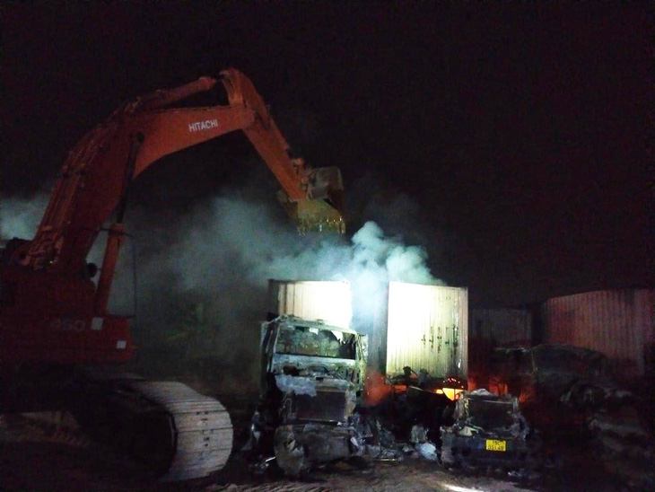 Những chiếc xe container bị thiêu rụi khi đang đỗ tại bãi tập kết gần trạm thu phí quốc lộ 10 đoạn thuộc xã Đại Thắng, huyện Tiên Lãng, TP Hải Phòng - Ảnh: PHƯƠNG VY