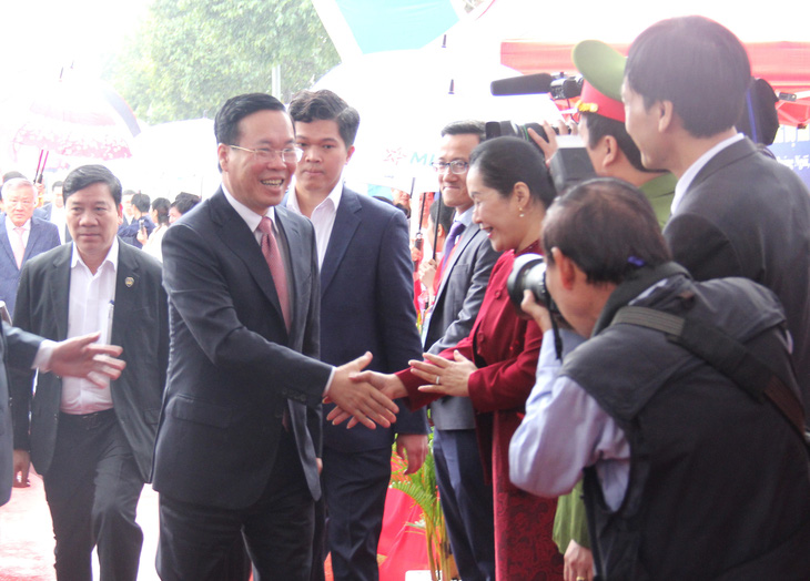 Chủ tịch nước Võ Văn Thưởng bắt tay chào hỏi lãnh đạo tỉnh Quảng Ngãi - Ảnh: TRẦN MAI