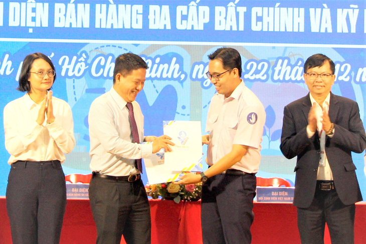 Hội Sinh viên Việt Nam TP.HCM ký kết chương trình phối hợp hoạt động với Hiệp hội bán hàng đa cấp Việt Nam năm 2024 - Ảnh: C.TRIỆU