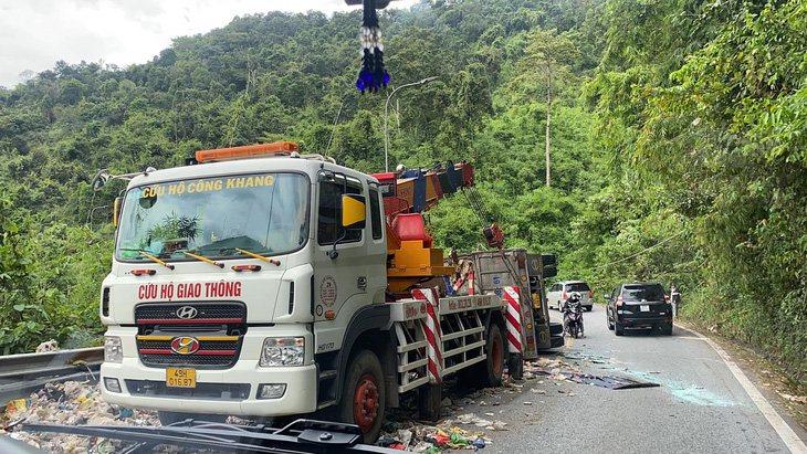 Xe cứu hộ kéo xe chở rác để thông xe đèo Bảo Lộc - Ảnh: Công an cung cấp