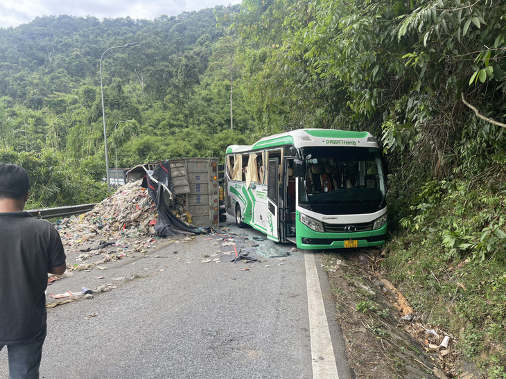 Xe khách bị ép rớt xuống mương đường đèo Bảo Lộc - Ảnh: Công an cung cấp