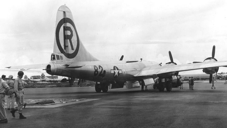 Máy bay ném bom B-29 tên Enola Gay lăn xuống đường băng Able của sân bay North Field, mang theo quả bom nguyên tử &quot;Little Boy&quot; thả xuống Hiroshima, Nhật Bản, tháng 8-1945 - Ảnh: GETTY IMAGES
