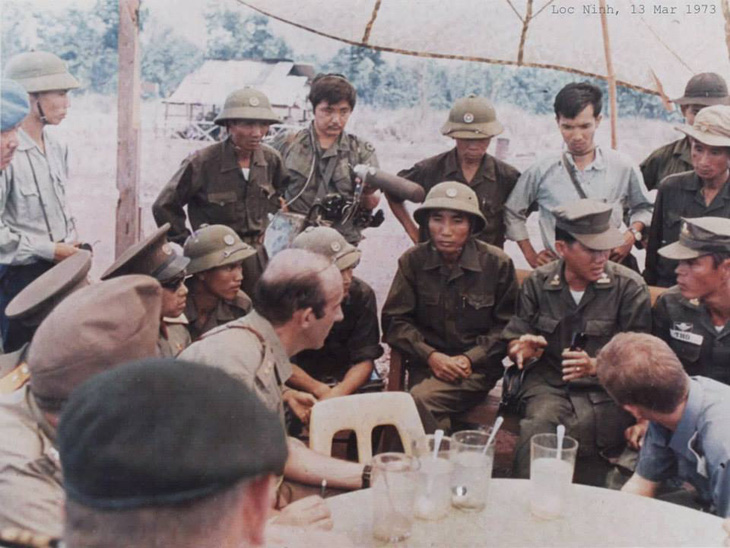 Các sĩ quan phái đoàn Việt Nam Dân chủ Cộng hòa, Chính phủ CMLTCHMNVN, Việt Nam Cộng hòa, Mỹ và các giám sát viên Hungary, Ba Lan thảo luận trao trả tù binh tại sân bay Lộc Ninh ngày 12-2-1973 - Ảnh: tư liệu