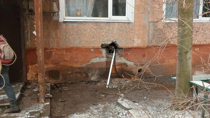Một tòa chung cư bị thủng do đạn pháo ở thành phố Horlivka, trung tâm vùng Donetsk ngày 24-12 - Ảnh: RIA NOVOSTI