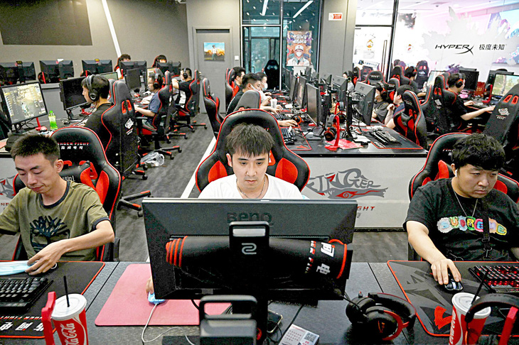 Người chơi game dán mắt vào màn hình máy tính tại một quán cà phê Internet ở Bắc Kinh, Trung Quốc vào tháng 9-2021 - Ảnh: AFP
