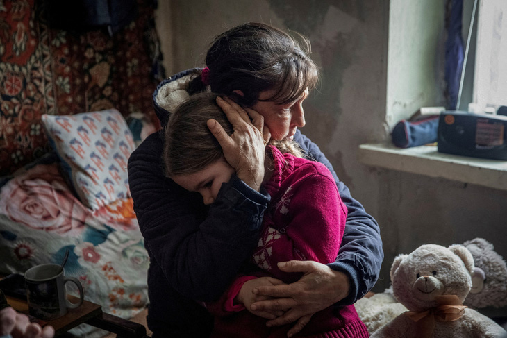 Bà Olha ôm cháu gái Arina, 6 tuổi, trong lúc nói lời tạm biệt trước khi sơ tán khỏi thành phố tiền tuyến Bakhmut, vùng Donetsk, ngày 31-1-2023 - Ảnh: REUTERS