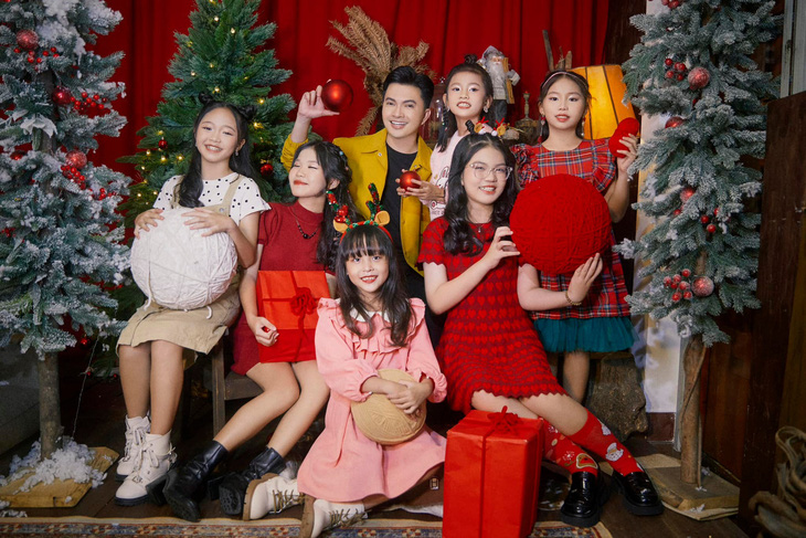 Ca sĩ Nam Cường chụp hình Giáng sinh cùng các học trò 
