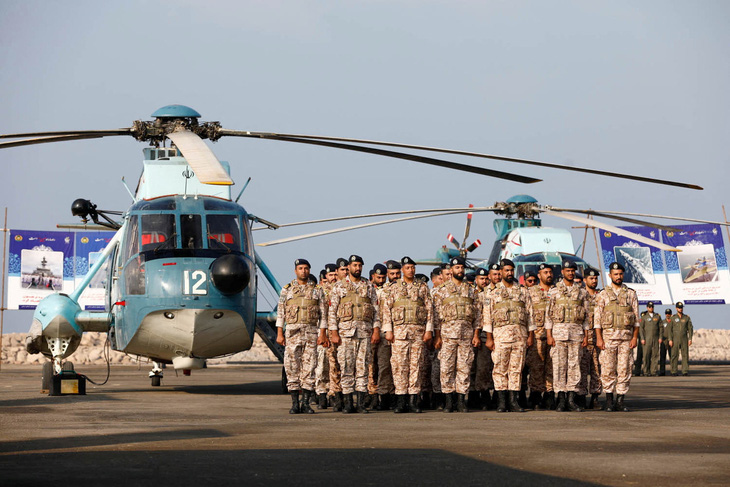 Quân nhân Iran trong một buổi lễ tại căn cứ hải quân ở Konarak, Iran vào ngày 24-12 - Ảnh: REUTERS