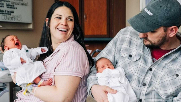 Bà Kelsey Hatcher hạ sinh hai bé gái từ hai tử cung riêng biệt vào hai ngày khác nhau - Ảnh: Mạng xã hội