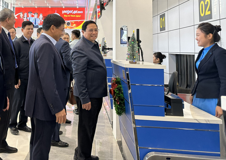 Thủ tướng thị sát nhà ga hành khách sân bay Điện Biên sau khi nâng cấp - Ảnh: ACV