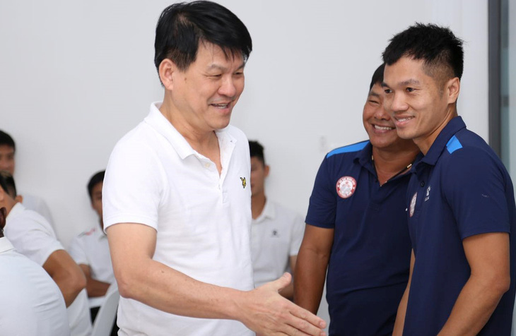 HLV Vũ Tiến Thành (bìa trái) làm giám đốc kỹ thuật CLB LPBank Hoàng Anh Gia Lai - Ảnh: CAO TOÀN