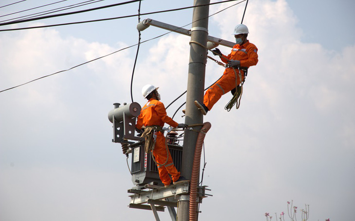 PC Đắk Nông tăng cường sửa chưa nóng không cắt điện để đảm bảo duy trì điện cho người dân - Ảnh: VIÊN NGUYỄN