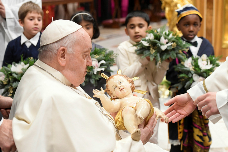 Giáo hoàng Francis cử hành thánh lễ đêm Giáng sinh tại Vương cung thánh đường Thánh Peter ở Vatican ngày 24-12 - Ảnh: REUTERS