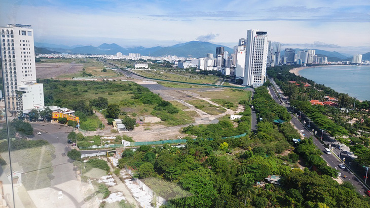 Các dự án tại sân bay Nha Trang cũ đang bị điều tra liên quan đến sai phạm về đất đai, vi phạm quy hoạch chung TP Nha Trang - Ảnh: PHAN SÔNG NGÂN