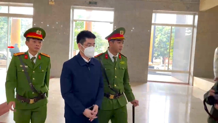 Bị cáo Hoàng Văn Hưng được dẫn giải đến phiên tòa ngày 25-12 - Ảnh: DANH TRỌNG