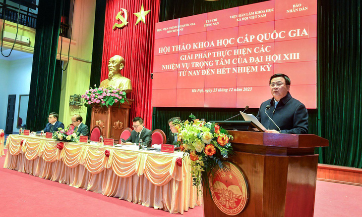 Ông Nguyễn Xuân Thắng - giám đốc Học viện Chính trị Quốc gia Hồ Chí Minh - nhấn mạnh việc đảm bảo ổn định vĩ mô, thúc đẩy tăng trưởng - Ảnh: N.KH.