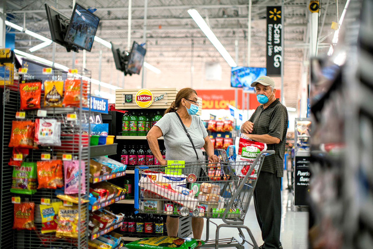 Người tiêu dùng Mỹ tại một siêu thị ở New Jersey - Ảnh: Reuters