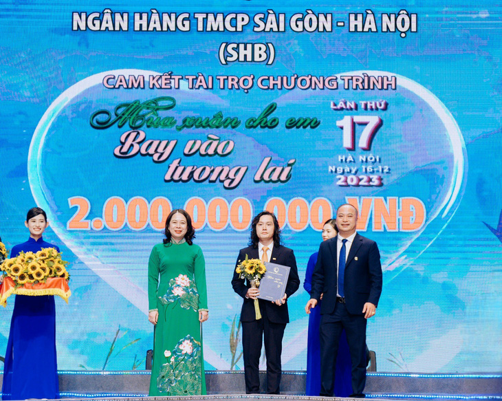 Phó tổng giám đốc Lưu Danh Đức đại diện SHB ủng hộ chương trình - Ảnh: SHB 