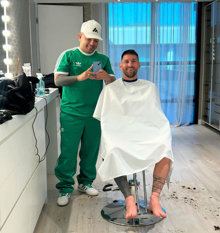 Lần đầu tiên Messi đăng ảnh cắt tóc. Nhưng cắt xong cũng như... không?!