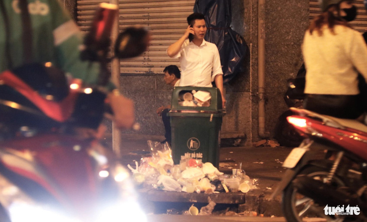 Nhiều thùng rác trên các tuyến đường bị quá tải khiến rác tràn ra đường - Ảnh: TIẾN QUỐC