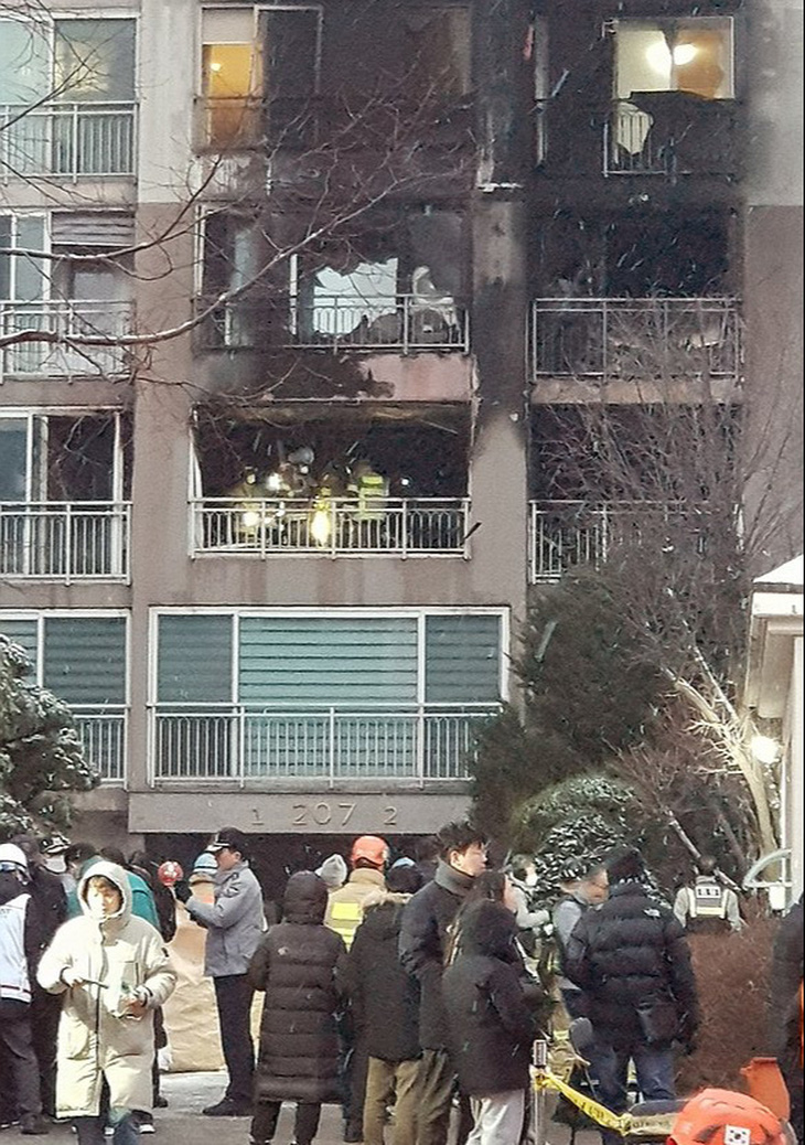 Bức ảnh cho thấy một phần tòa chung cư ở quận Dobong, Seoul, Hàn Quốc cháy rụi do hỏa hoạn vào sáng 25-12 - Ảnh: YONHAP