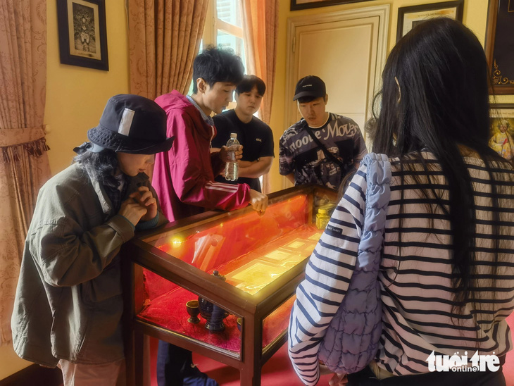 Hướng dẫn viên Hàn Quốc đưa du khách đi tham quan Dinh Bảo Đại và tự thuyết minh - Ảnh: X.L.