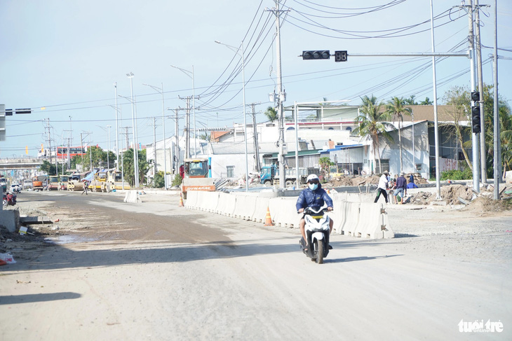 Hạng mục đường dẫn vào cao tốc ở xã Thuận An, thị xã Bình Minh vẫn còn ngổn ngang - Ảnh: CHÍ HẠNH