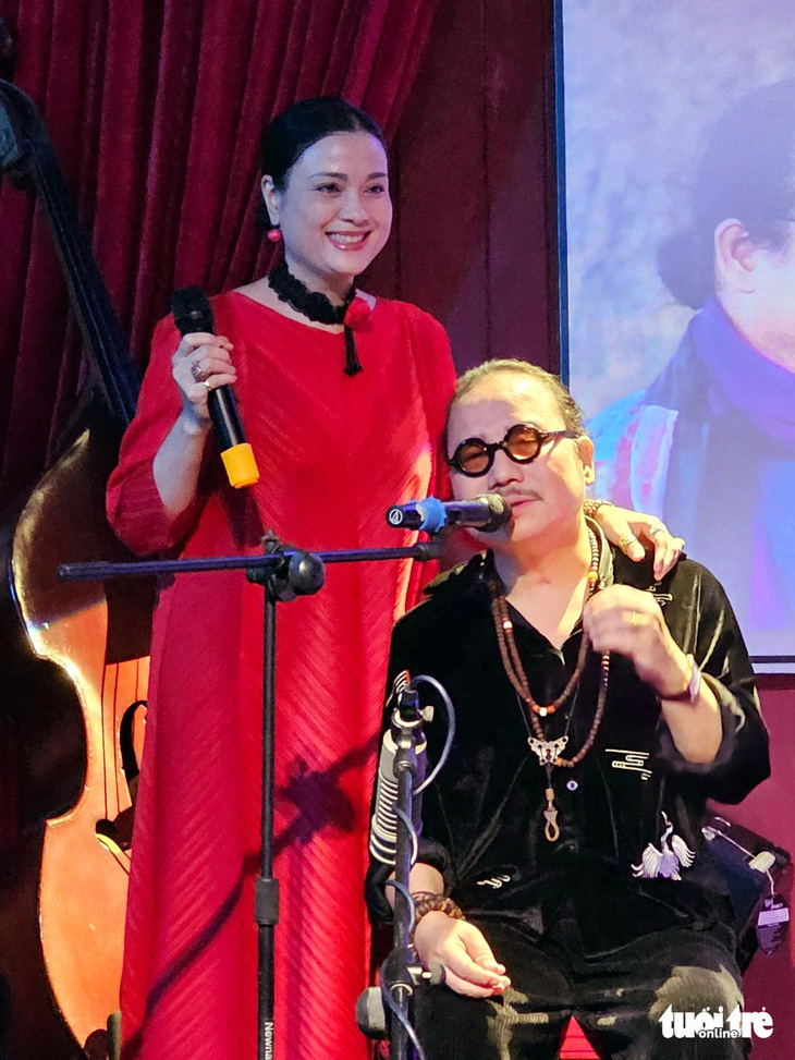Vợ chồng nghệ sĩ Trần Mạnh Tuấn - Kiều Đàm Linh trên sân khấu buổi gặp gỡ sáng 25-12 - Ảnh: MI LY