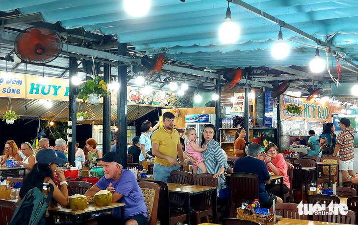 Hiện khách quốc tế nhộn nhịp đến Phú Quốc tham quan, ăn uống và nghỉ dưỡng - Ảnh: CHÍ CÔNG