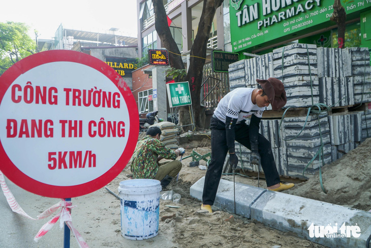 Nhiều tuyến vỉa hè ở Hà Nội bị xới tung để lát đá vỉa hè dịp cuối năm - Ảnh: PHẠM TUẤN 