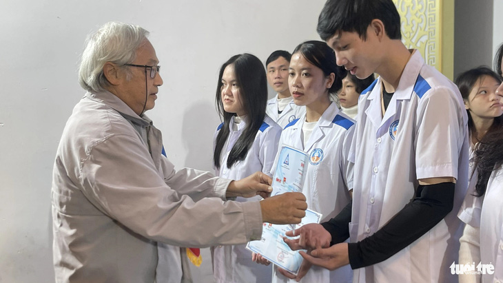 Đại diện Hội Tương trợ và Hợp tác Đức - Việt trao học bổng cho các bạn sinh viên ngành y đang theo học ở Huế - Ảnh: BẢO PHÚ