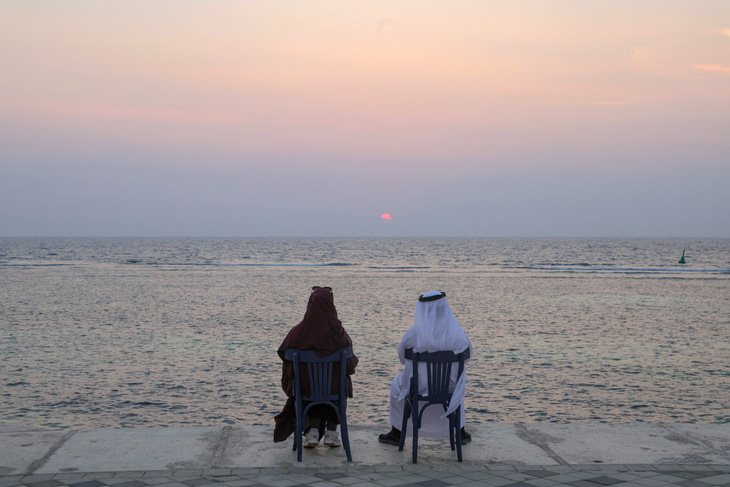 Một cặp đôi ngồi ngắm hoàng hôn tại thành phố nghỉ mát Jeddah, bên bờ Biển Đỏ, ở Saudi Arabia hôm 20-12 - Ảnh: AFP