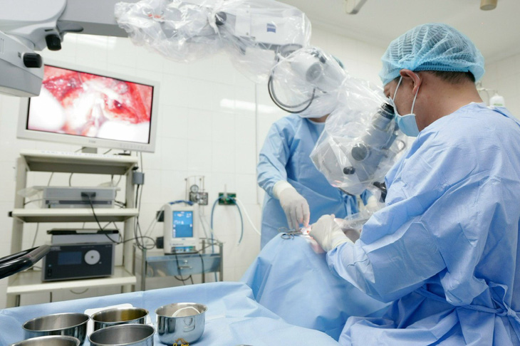 Các bác sĩ Bệnh viện Tai mũi họng TP.HCM trong một cuộc mổ - Ảnh: Bệnh viện cung cấp 