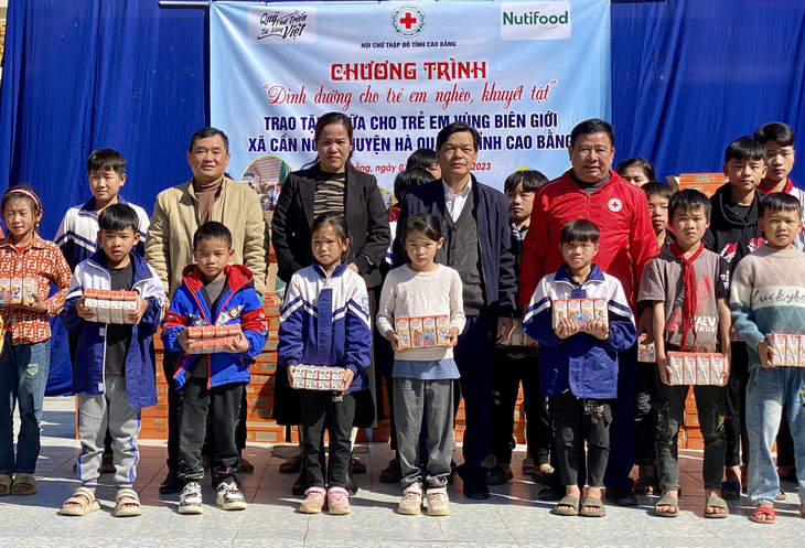 Hội Chữ thập đỏ tỉnh Cao Bằng trao sữa NuVi cho trẻ em có hoàn cảnh khó khăn tại địa phương.
