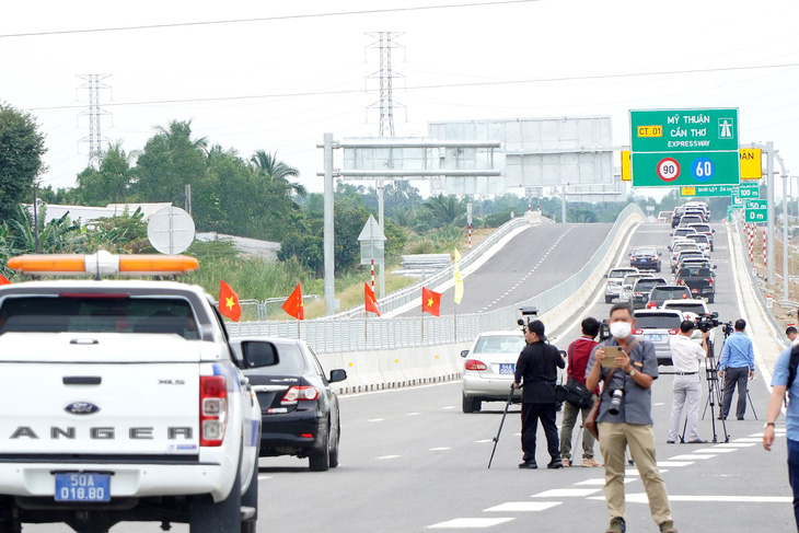 Tuyến cao tốc Mỹ Thuận - Cần Thơ chính thức khánh thành, thông xe vào sáng 24-12 - Ảnh: CHÍ HẠNH