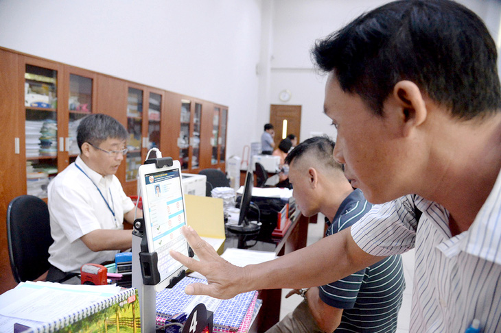 Người dân đánh giá sự hài lòng đối với công chức tiếp nhận giải quyết hồ sơ hành chính tại UBND quận 4, TP.HCM - Ảnh: TỰ TRUNG