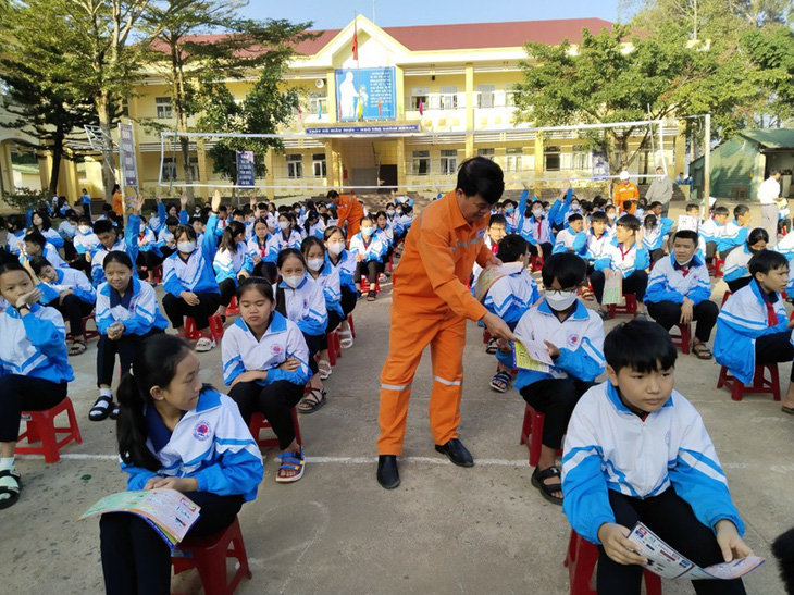 PC Đắk Nông tuyên truyền an toàn, tiết kiệm điện trong Trường TH&THCS Kim Đồng (huyện Krông Nô, Đắk Nông) - Ảnh: VIÊN NGUYỄN