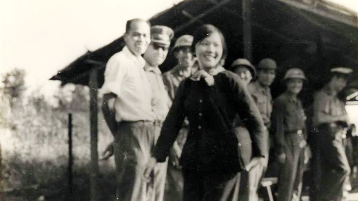 Chị Võ Thị Thắng cười thật tươi đi về phía đồng đội trong buổi chiều trao trả tù binh ở Lộc Ninh - Ảnh tư liệu