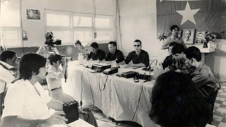 Thiếu tướng Hoàng Anh Tuấn (đeo kính đen ngồi giữa) họp báo ở trại Davis về các vấn đề thực thi Hiệp định Paris, trong đó có trao trả tù binh - Ảnh tư liệu