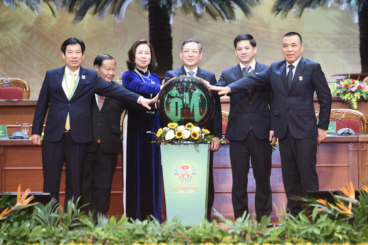 Các đại biểu ra mắt app Nông dân Việt Nam tại đại hội - Ảnh: D.VIỆT
