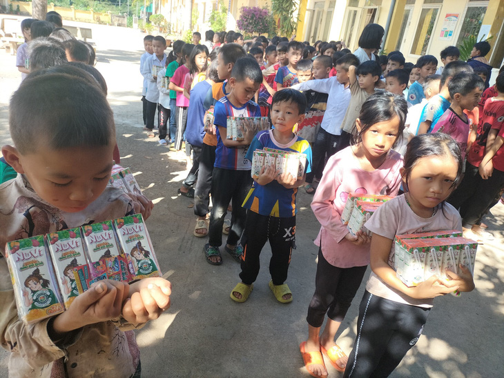 Trẻ em Lai Châu vui mừng nhận sữa từ Nutifood.