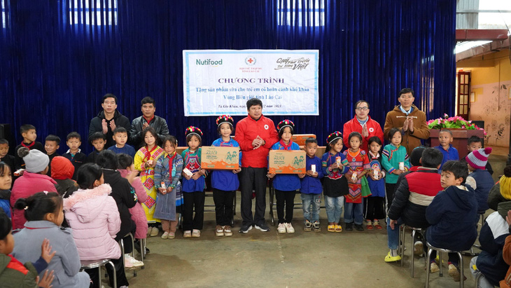 Nutifood thông qua Quỹ Phát triển Tài năng Việt của Ông Bầu trao gửi hàng ngàn phần quà dinh dưỡng đến trẻ em nghèo ở các địa phương vùng biên giới phía Bắc.