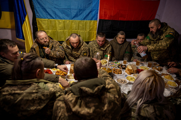 Tối 24-12, binh sĩ Ukraine ăn mừng Giáng sinh trên tiền tuyến - Ảnh: REUTERS