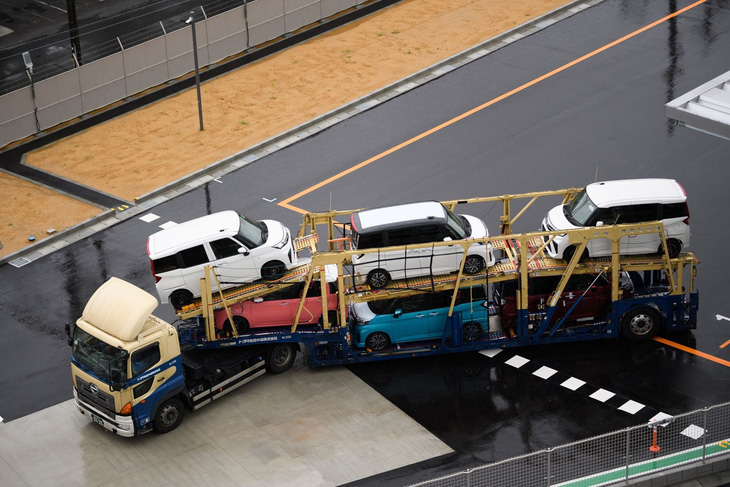 Một số xe mang thương hiệu Daihatsu trong quá trình vận chuyển đến các nhà phân phối - Ảnh: BLOOMBERG