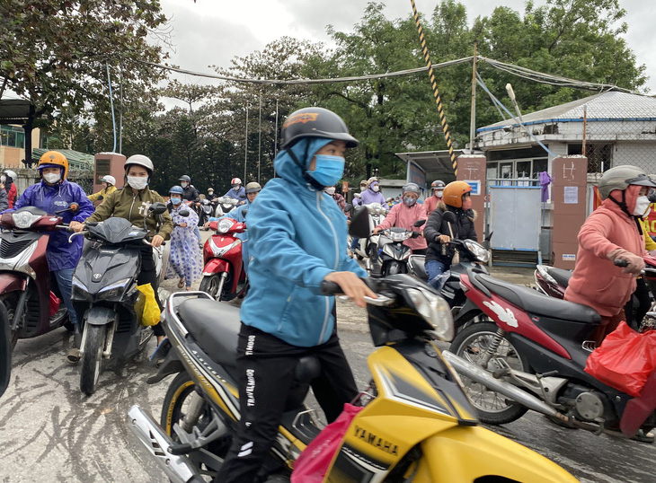 Công ty cổ phần Keyhinge Toys Việt Nam dự kiến tạm dừng hoạt động trong 3 tháng, thời điểm dự kiến ngừng việc từ ngày 3-1-2024. Trong ảnh: công nhân của nhà máy ra về sau giờ làm việc ngày 22-12 - Ảnh: LÊ TRUNG