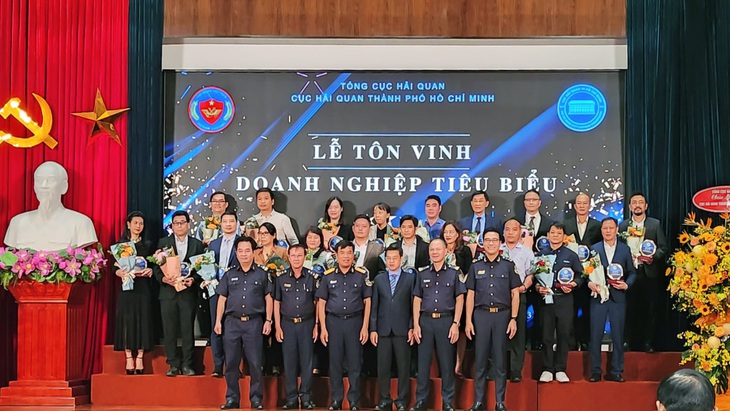 Ban tổ chức trao tuyên dương đến các doanh nghiệp tiêu biểu 2023