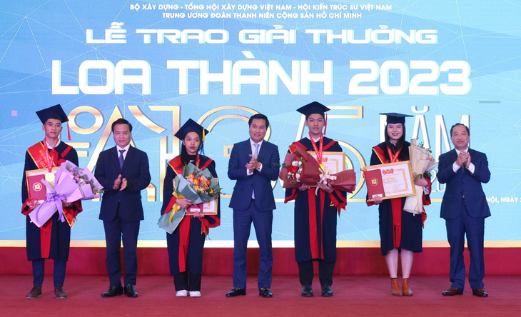 4 sinh viên xuất sắc nhận giải nhất giải thưởng Loa Thành 2023 - Ảnh: BẢO KHANH