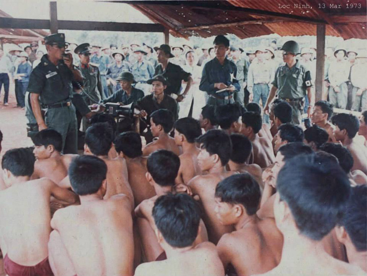 Các tù binh đang ngồi nghe phổ biến quy định trao trả ở phi trường Lộc Ninh - 1973 - Ảnh tư liệu