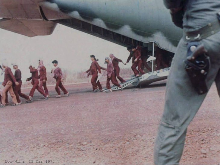 Các tù binh vừa bước ra khỏi máy bay hạ cánh xuống địa điểm trao trả ở phi trường Lộc Ninh -  Ảnh tư liệu